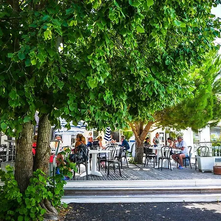 Village Passion Re La Blanche ホリデーパーク 3*