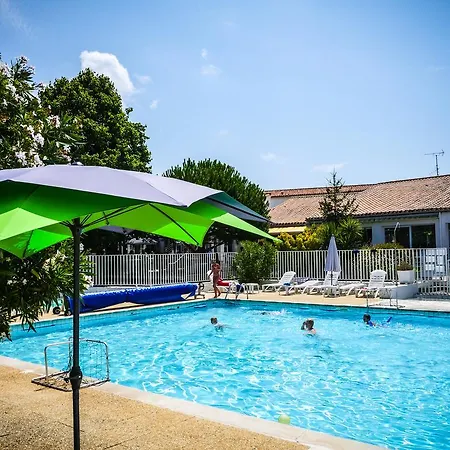 Village Passion Re La Blanche ホリデーパーク 3*